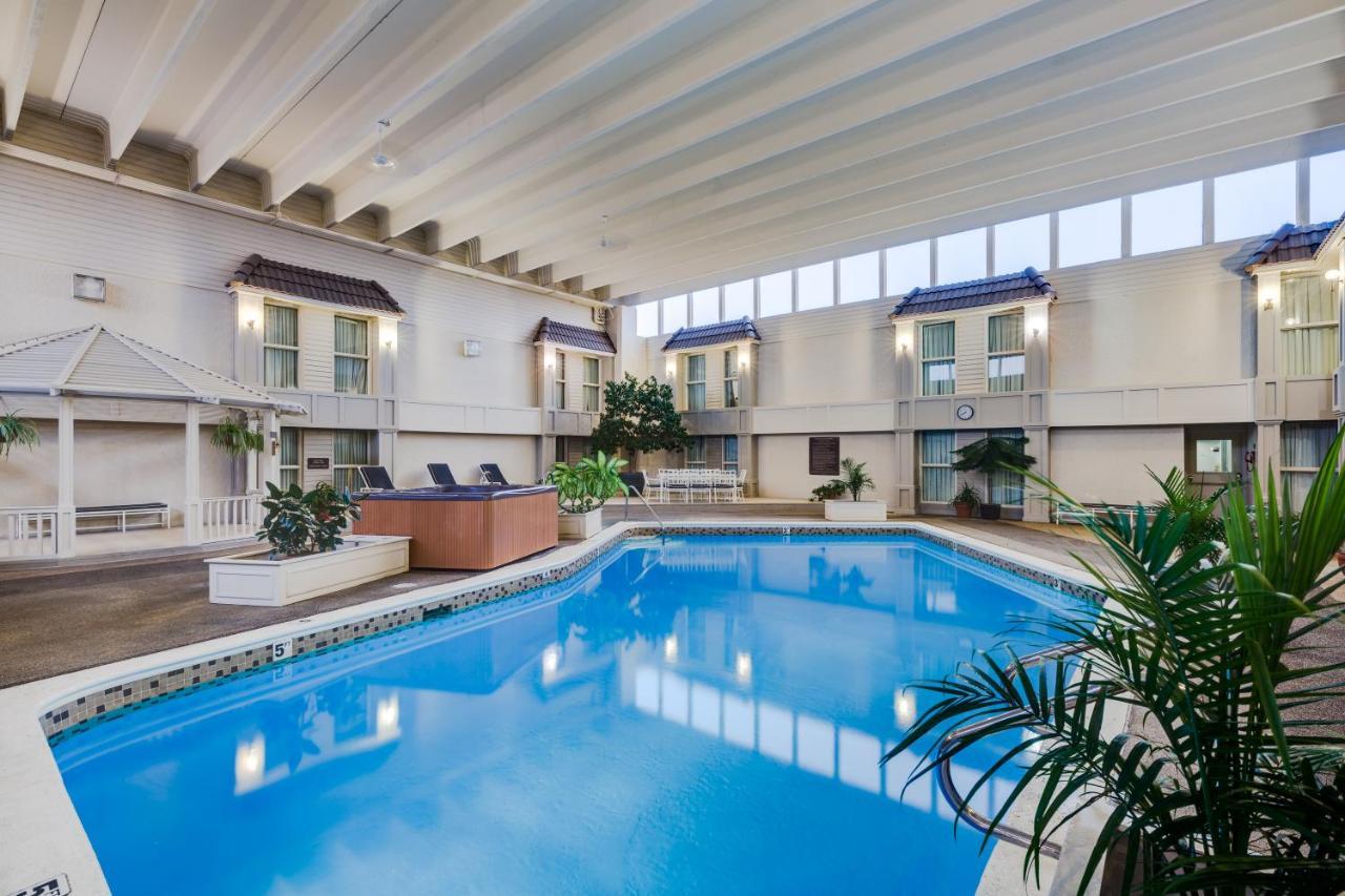 Heritage Inn Hotel & Convention Centre - Муус Джоу Екстериор снимка
