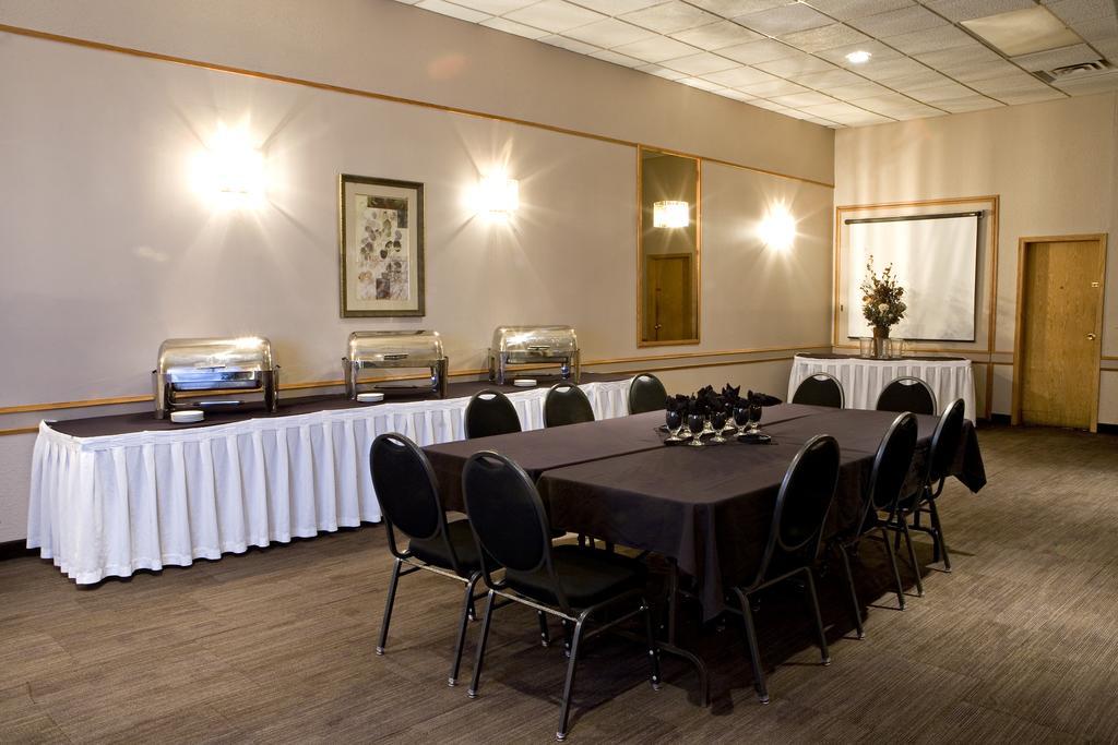 Heritage Inn Hotel & Convention Centre - Муус Джоу Ресторант снимка