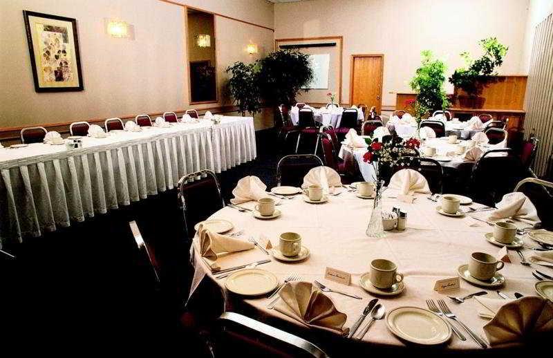 Heritage Inn Hotel & Convention Centre - Муус Джоу Екстериор снимка