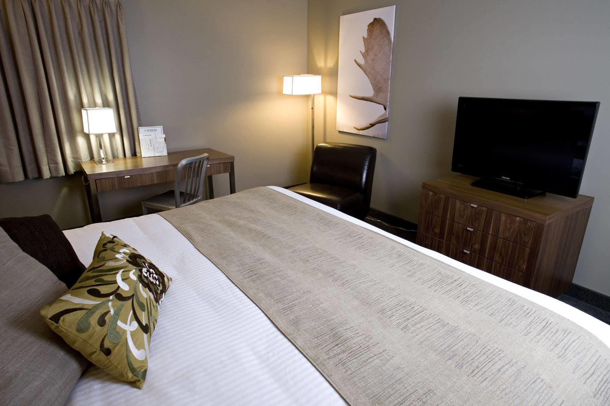 Heritage Inn Hotel & Convention Centre - Муус Джоу Екстериор снимка